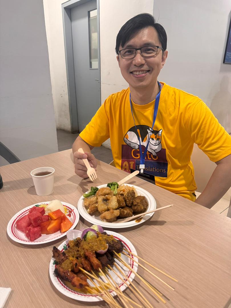 Друг Gato Дэвид Ван наслаждается сатаем на WordCamp Malaysia 2025