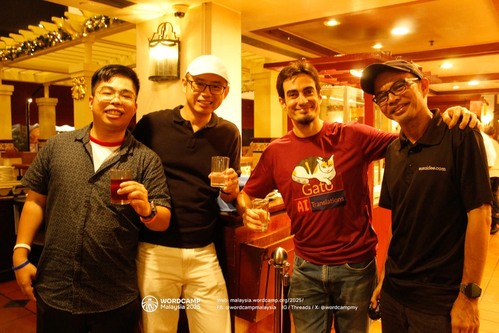 Лео и организаторы WordCamp Malaysia — Ди, Бен и YL — на вечеринке для спикеров